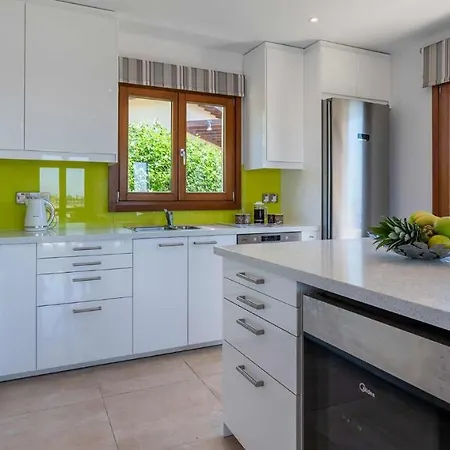 Vila 3 Bedroom Melandra With Private Pool And Sea Views, Aphrodite Hills *