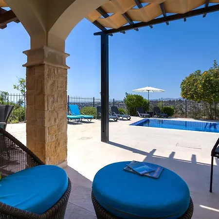 3 Bedroom Melandra With Private Pool And Sea Views, Aphrodite Hills ヴィラ クークリア