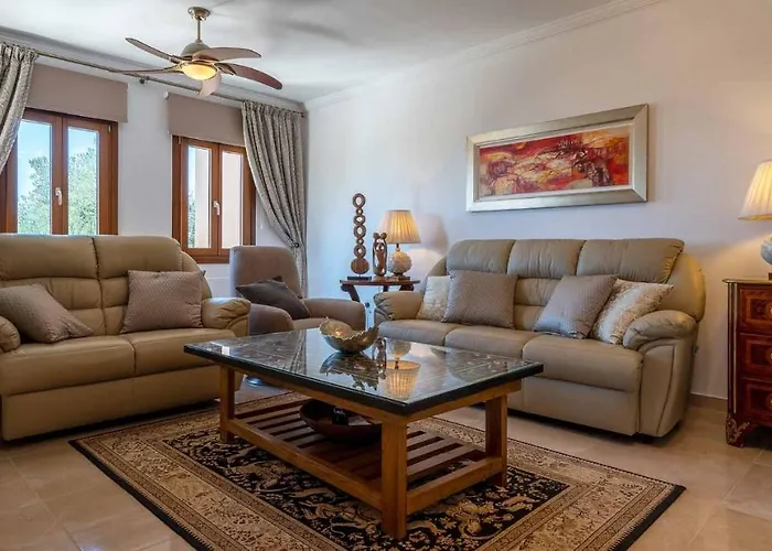 3 Bedroom Melandra With Private Pool And Sea Views, Aphrodite Hills Vilă *