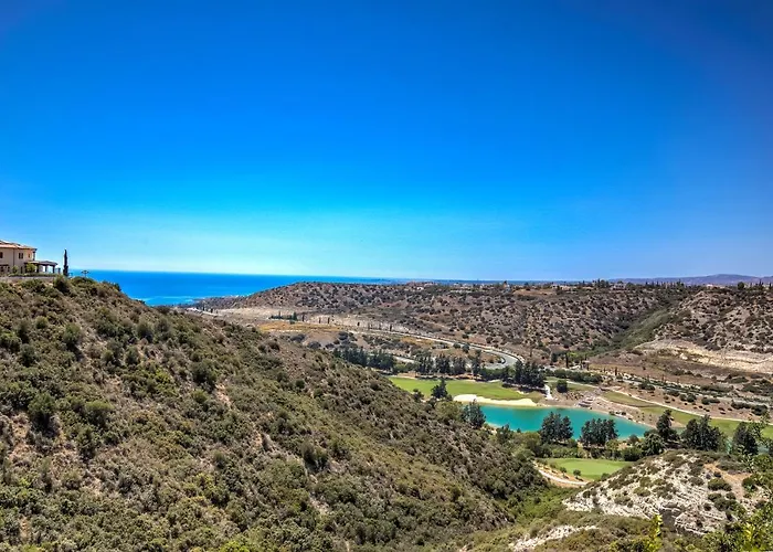 3 Bedroom Melandra With Private Pool And Sea Views, Aphrodite Hills Vilă *